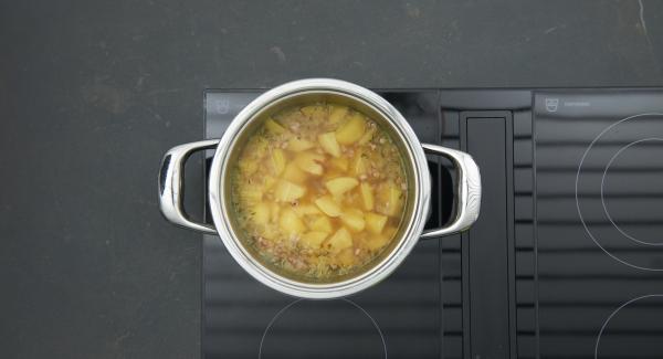 Añadir las judías. Colocar la olla en el fuego a temperatura máxima, calentar la olla hasta la ventana de “zanahoria”, bajar temperatura y cocinar 10 minutos con el Avisador.