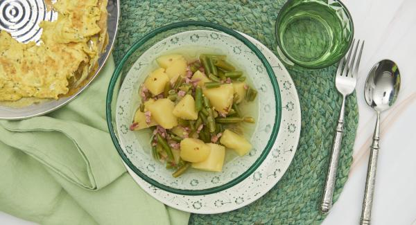 Sazonar al gusto con sal, pimienta, una pizca de azúcar y vinagre.