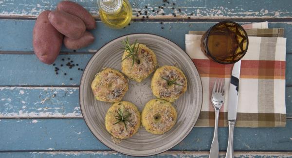 Cuando el Avisador emita un pitido al finalizar el tiempo de cocción, espolvorear las rosquillas con el queso parmesano restante. Ajustar a temperatura media. Cuando el Navigenio parpadee en rojo/azul, introducir 1 minuto en el Avisador y gratinar hasta obtener el crujiente deseado.