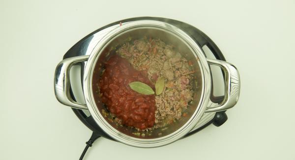 Añadir los tomates, las hojas de laurel, mezclar y poner la Tapa Rápida.