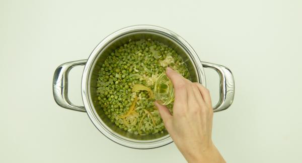 Añadir el parmesano y el aceite de oliva. Sazonar al gusto y servir.