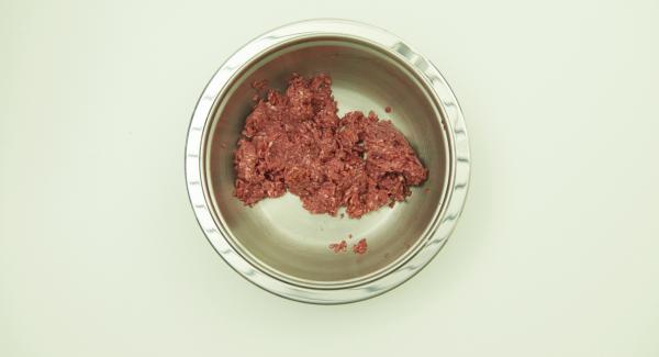 Sazonar la carne picada con sal, pimienta y añadir la salsa barbacoa, trabajándola hasta formar una masa y hacer bolitas (aprox. 2-3 cm).