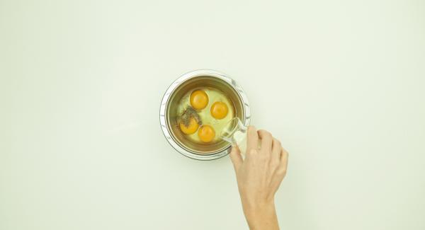 Batir los huevos, la nata, la sal y la pimienta.