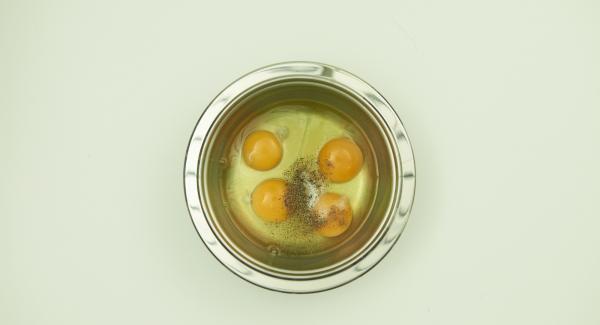 Sazonar los huevos con sal y pimienta y batir con un tenedor.