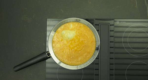 Verter la mezcla de huevo en la olla y freír revolviendo poco a poco y servir.
