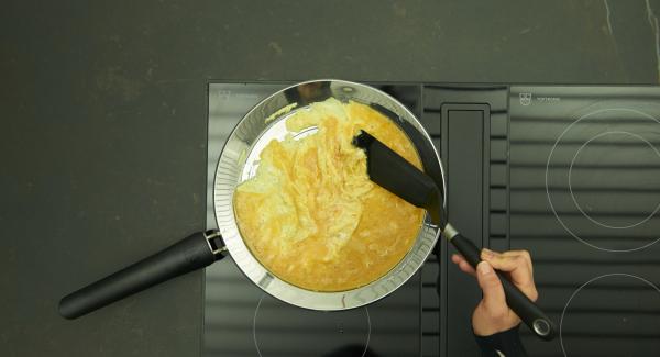 Verter la mezcla de huevo en la olla y freír revolviendo poco a poco y servir.