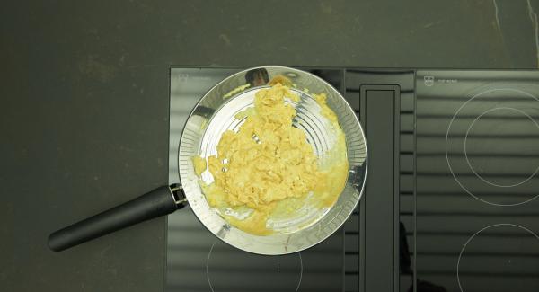 Verter la mezcla de huevo en la olla y freír revolviendo poco a poco y servir.