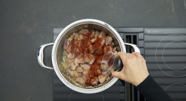 Sazonar con sal y pimienta, añadir el pimentón en polvo y saltear brevemente. Añadir el vino tinto y el chucrut.