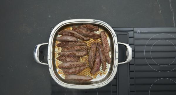 Retirar la carne, sazonar con especias, sal, pimienta y mantener caliente.