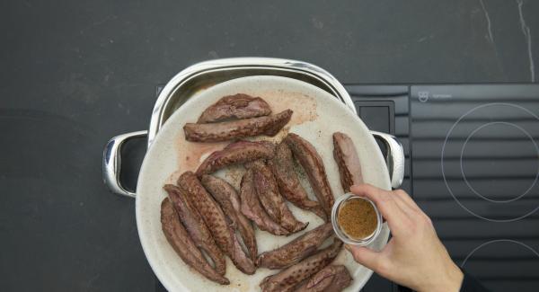 Retirar la carne, sazonar con especias, sal, pimienta y mantener caliente.
