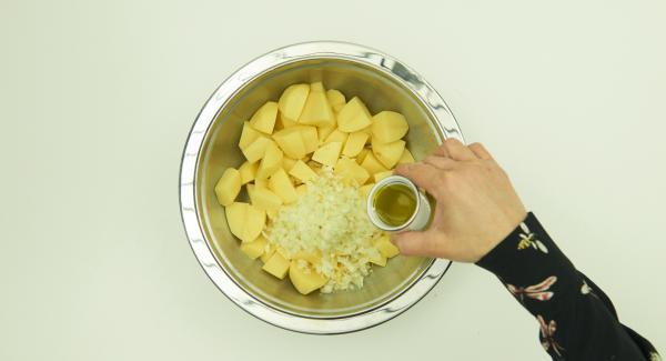 Pelar la cebolla, el ajo y picarlos finamente en Quick Cut, pelar las patatas y cortarlas a dados pequeños. Mezclar todo con aceite de oliva.