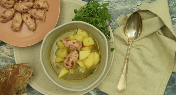 Servir el estofado de patatas junto con las hierbas y las albóndigas.