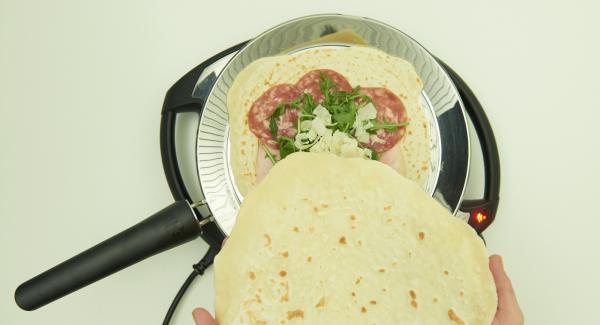 Distribuir el relleno y cubrir con otra quesadilla.