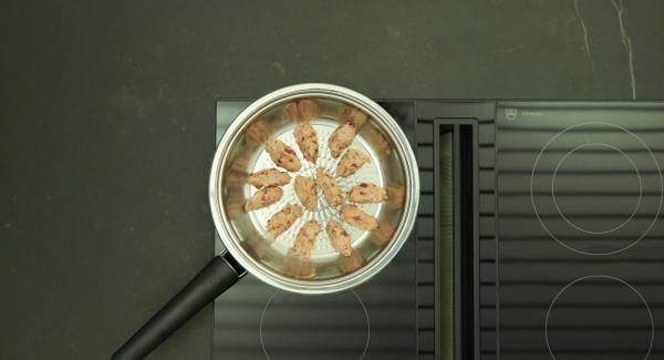 Cuando el Avisador emita un pitido al llegar a la ventana de “chuleta”, bajar la temperatura y colocar las albóndigas en la HotPan . Dorarlas por las 2 caras. Tapar y acabar de cocinar unos 4 minutos con el calor residual.