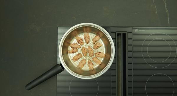 Cuando el Avisador emita un pitido al llegar a la ventana de “chuleta”, bajar la temperatura y colocar las albóndigas en la HotPan . Dorarlas por las 2 caras. Tapar y acabar de cocinar unos 4 minutos con el calor residual.