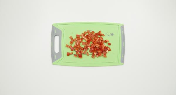 Limpiar el pimiento y cortarlo en dado pequeños. En una olla incorporar el caldo de verduras, los dados de jamón, las espinacas congeladas y la pasta.