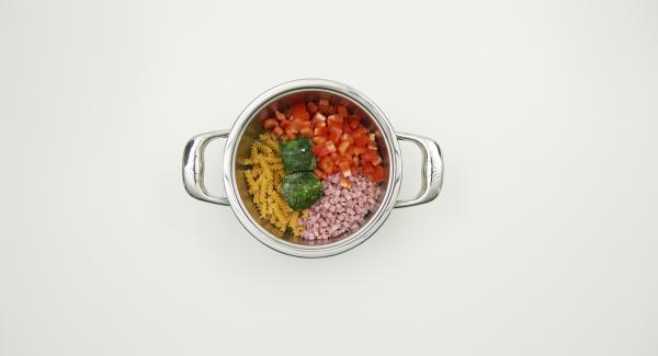 Limpiar el pimiento y cortarlo en dado pequeños. En una olla incorporar el caldo de verduras, los dados de jamón, las espinacas congeladas y la pasta.