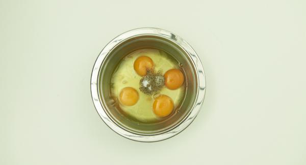 Sazonar los huevos con sal, pimienta y batir con un tenedor. Limpiar las verduras y cortarlas finamente en Quick Cut. Cortar el cebollino en aros finos.