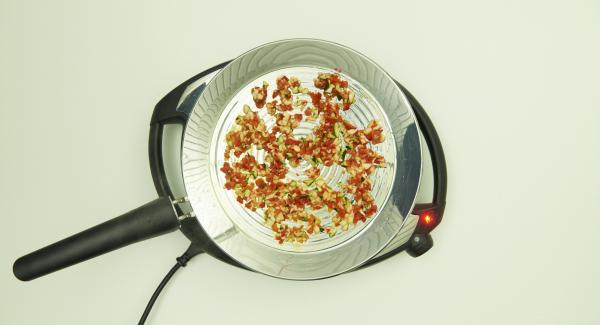 Colocar las verduras en la oPan XL y saltear brevemente. Añadir la mezcla de huevo y freír hasta que la mezcla esté espesa. Espolvorear el cebollino y servir.