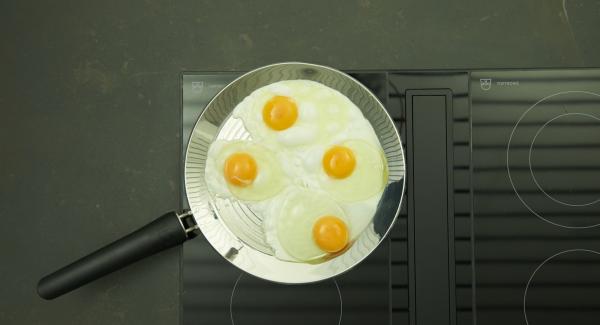 Incorporar los huevos, en la oPan XL. Freír a la temperatura de cocción deseada y sazonar con sal y pimienta.