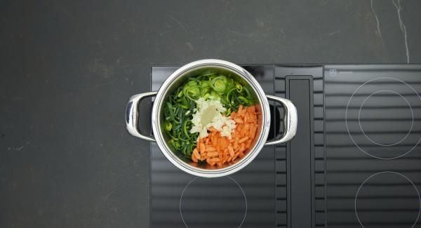 En una olla, poner el puerro, las zanahorias, la cebolla y la hoja de laurel.