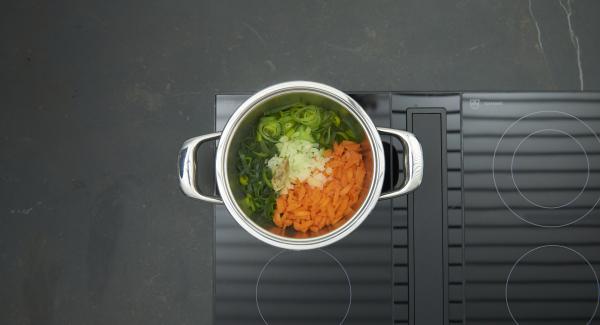 Amasar la harina y la mantequilla. En la olla, añadir el vino, el caldo de verduras, el caldo de pescado y llevar a ebullición. Retirar la hoja de laurel y añadir la masa de la mantequilla y harina. Dejar hervir de nuevo y cocinar a fuego lento durante unos 2 minutos, revolviendo ocasionalmente.