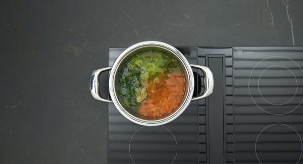 Amasar la harina y la mantequilla. En la olla, añadir el vino, el caldo de verduras, el caldo de pescado y llevar a ebullición. Retirar la hoja de laurel y añadir la masa de la mantequilla y harina. Dejar hervir de nuevo y cocinar a fuego lento durante unos 2 minutos, revolviendo ocasionalmente.