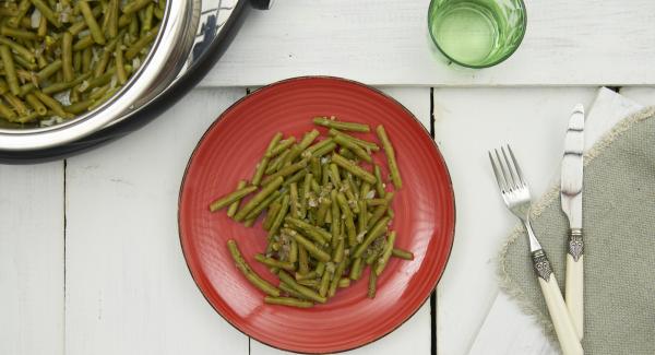 Aumentar el tiempo de cocción al gusto, sazonar con sal y pimienta y servir.