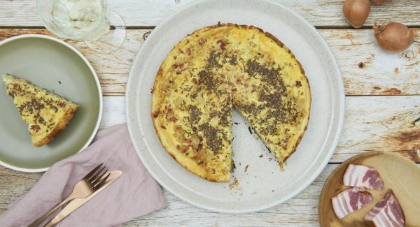 Dejar enfriar brevemente, retirar de la olla con la ayuda de dos platos grandes y dar la vuelta. Es mejor servirlo caliente.