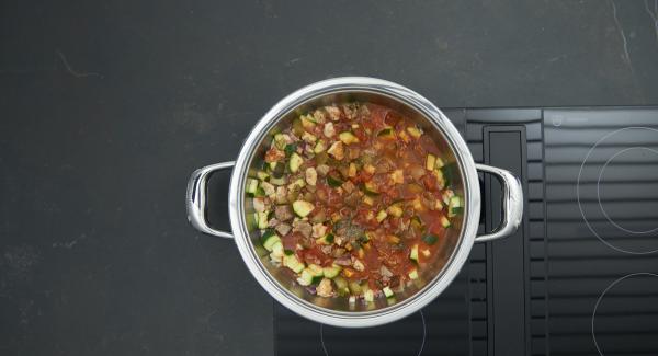 Sazonar con sal, pimienta y el zumo de limón, añadir un poco de la crema y espolvorear con el resto del perejil y la ralladura de limón.