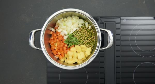 Poner en una olla los guisantes escurridos y enjuagados, las verduras, las patatas, la cebolla y las hojas de orégano. Agregar el caldo, colocar la Tapa Rápida 24 cm y cerrar.