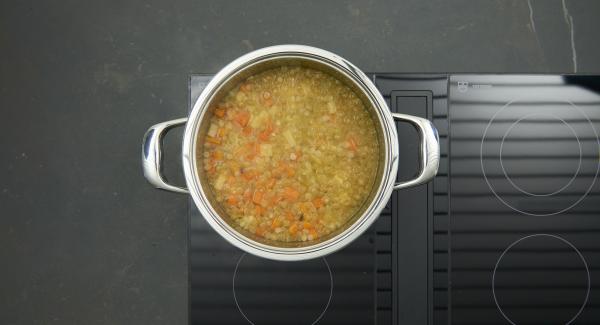 Al finalizar el tiempo de cocción, dejar despresurizar y retirar. Cortar las salchichas en rodajas y añadirlas a la olla.