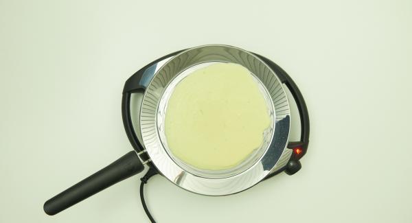 A continuación reducir la temperatura/llama a nivel medio, añadir la masa necesaria para una tortita a la oPan XL y distribuir uniformemente girando la oPan XL.