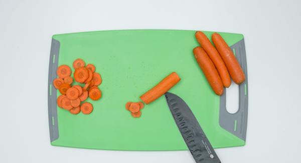 Pelar las zanahorias, cortarlas en rodajas y ponerlas en una olla.