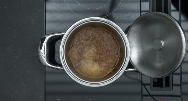 Agregar la mantequilla y derretir. Verter la Marsala y cocer a fuego lento durante unos minutos.