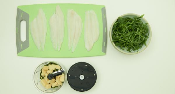Colocar los filetes de pescado en una tabla. Introducir el parmesano y los pistachos en Quick Cut y picar finamente. Añadir el la rúcula y picar. Agregar el aceite de oliva, sazonar con sal, pimienta y mezclar.