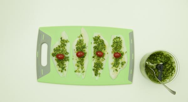 Extender un poco de pesto sobre los filetes de pescado, incorporar un tomate cherry, enrollarlos y fijar con un palillo. Colocar la mitad de los rollos de pescado en una Softiera y la otra mitad en un accesorio súper-vapor.