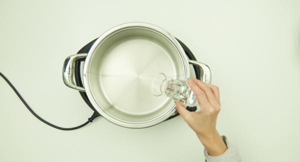 Llenar la olla con agua (aprox. 100 ml) y colocarla en Navigenio. Encima de la olla, insertar la Softiera y sobre esta, colocar el accesorio súper-vapor. Tapar con la Tapa Super Vapor 24cm.