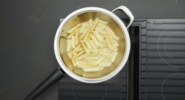 Colocar la HotPan en en el fuego a temperatura máxima. Encender el Avisador, colocarlo en el pomo y girar hasta que se muestre el símbolo de “chuleta”.Cuando el Avisador emita un pitido al llegar a la ventana de “chuleta”, bajar la temperatura e incorporar los espárragos troceados, añadir aceite y sazonar. Freír y remover brevemente. Retirar del fuego y añadir los espárragos con el resto de ingredientes.