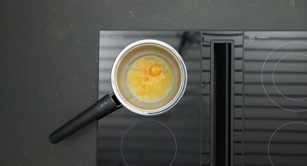 Incorporar las yemas de huevo y batir. Cocer a fuego lento y añadir poco a poco la mantequilla derretida.
