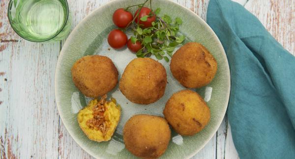 Servir con un poco de ensalada y salsa para acompañar las bolas de arroz.