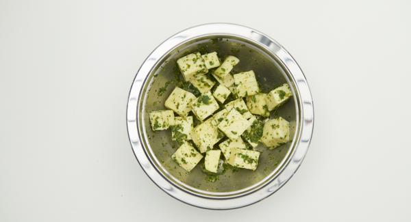 Cortar el tofu en dados, mezclar con la salsa de especias y marinar durante unos 30 minutos.