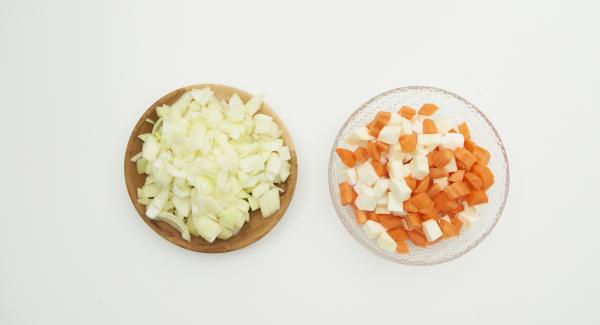 Pela y corta la cebolla, las zanahorias y el apio.
