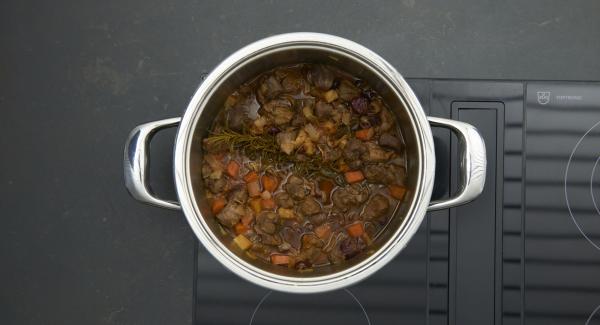 Añadir el espesante de salsa o harina de maíz y espesar ligeramente, verter la nata y el chocolate en ella. Sazonar al gusto con sal y pimienta.