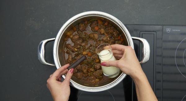 Añadir el espesante de salsa o harina de maíz y espesar ligeramente, verter la nata y el chocolate en ella. Sazonar al gusto con sal y pimienta.