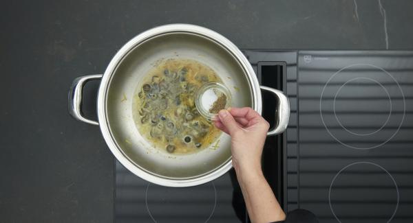 Sazonar con sal y pimienta y servir junto con las pechugas de pollo.