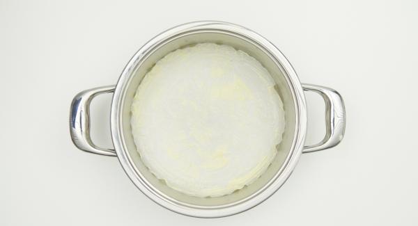 Con una tapa de 24 cm, recortar un círculo de papel de hornear y colocarlo en la olla. Engrasar el papel de horno y el borde de la olla con mantequilla.