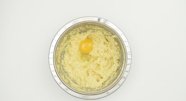 Mezclar la levadura con la harina. Batir la mantequilla y el azúcar hasta que estén cremosos. Añadir el azúcar de vainilla, los huevos y mezclar poco a poco. Incorporar la harina y mezclar.