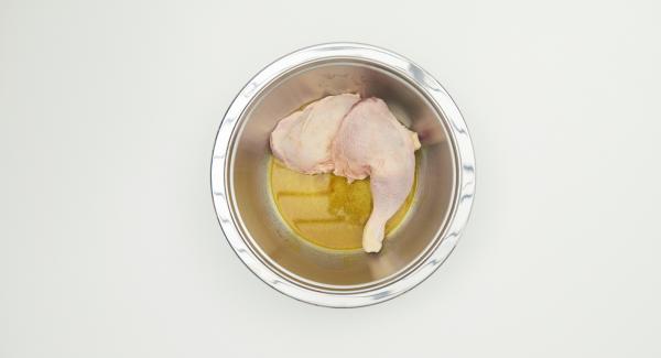 En un bol, mezclar la cúrcuma, el comino, el cilantro y la sal con aceite de oliva. Introducir los muslos de pollo y dejar macerar.