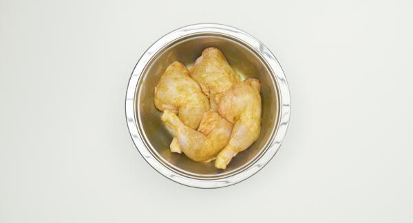 En un bol, mezclar la cúrcuma, el comino, el cilantro y la sal con aceite de oliva. Introducir los muslos de pollo y dejar macerar.